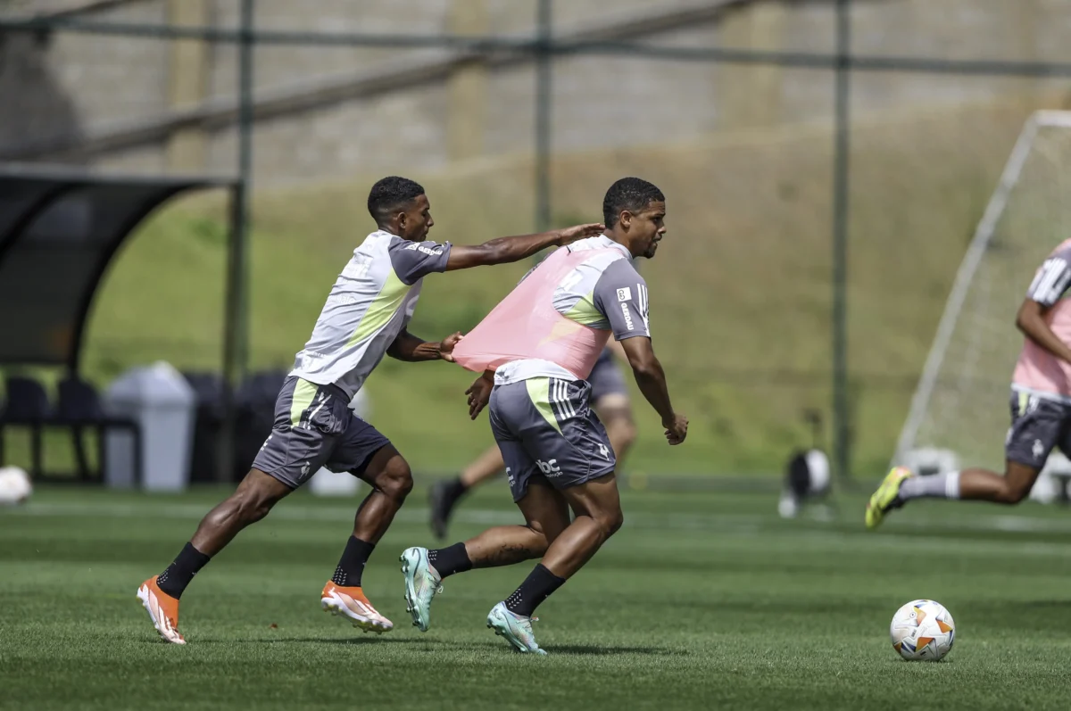 Escalação do Atlético-MG: Saravia e Otávio seguem no meio-campo, Alisson se aproxima de retorno ao time.