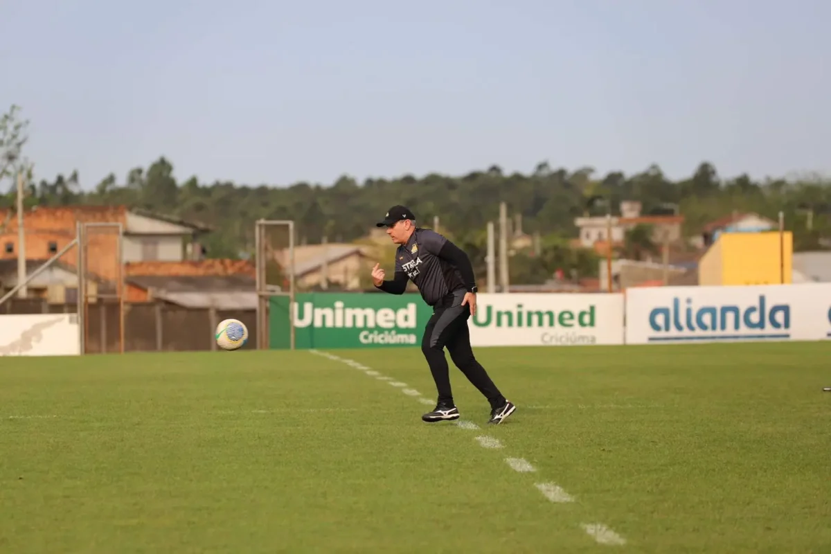 Escalação do Criciúma: Rodrigo volta e Tencati deve fazer mudanças; confira a provável formação.