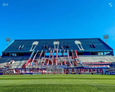 Falecido zagueiro Izquierdo é homenageado pelo Nacional-URU em seu primeiro jogo após a morte.