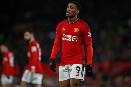 Flamengo busca contratar Anthony Martial após lesão de Pedro, afirma jornalista.