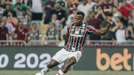 "Fluminense apresenta leve vantagem no retrospecto contra rivais na reta final do Campeonato Brasileiro; confira os números"