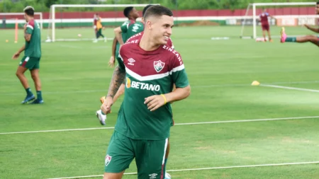 Fluminense recebe oferta do Wydad Casablanca por Arthur: Clube avalia venda do jogador.