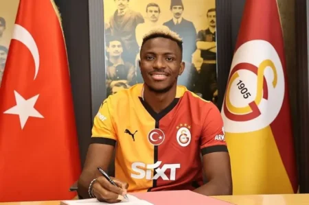 "Galatasaray apresenta Osimhen, ex-atacante do Napoli, com criativa cerimônia de apresentação"