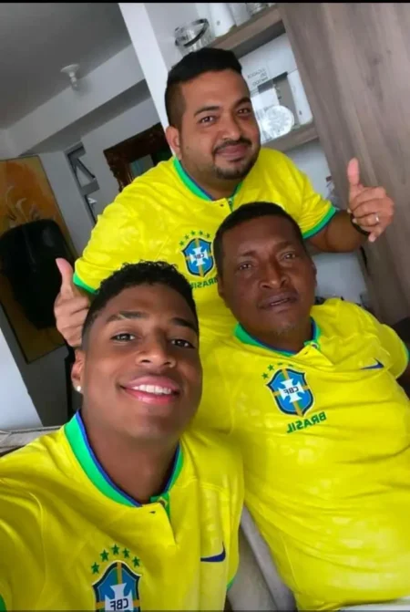 Herança de Futebol: Atacante do Vasco Carrega Legado de Neymar e Romário em sua Família