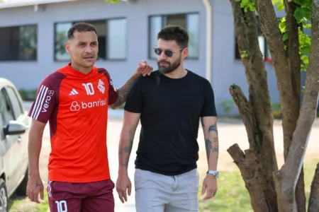 "Inter recebe visita surpresa de Rafael Sobis em treino antes de enfrentar o São Paulo no Morumbi"