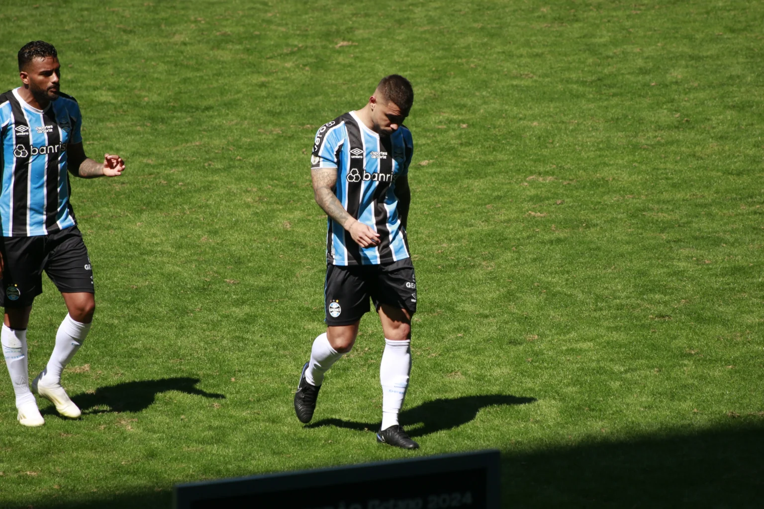 "João Pedro critica pênaltis polêmicos e explica recuo do time no jogo contra o Grêmio"