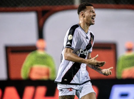 João Victor, do Vasco, marca seu primeiro gol como profissional e comenta sobre a emoção do momento especial.