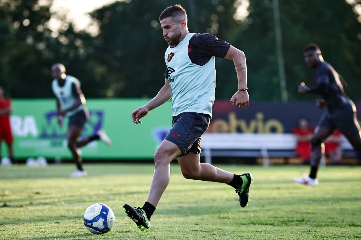 Julián Fernández no Sport: "Vim ajudar" - Jogador garante ritmo de jogo.