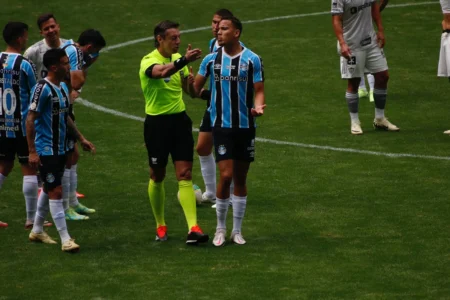 Kannemann e Gustavo Martins suspensos: Grêmio enfrenta desfalque importante contra o Bragantino no Brasileirão