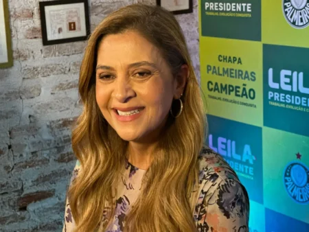 Leila anuncia candidatura à reeleição como presidente do Palmeiras.