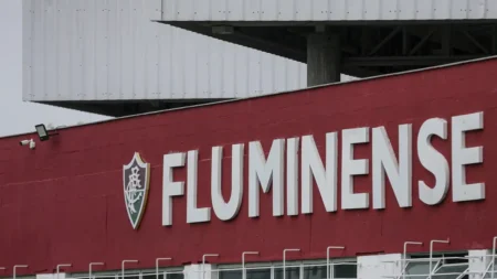 Lesão de David no Vasco: Jogador sente dor e deixa o campo carregado no Mineirão