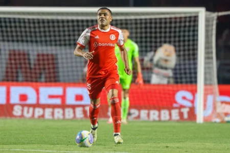 Lesão no joelho de Mercado preocupa o Inter após jogador chorar ao deixar o campo.