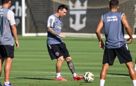 Lionel Messi retorna aos gramados após 2 meses de recuperação de lesão no tornozelo