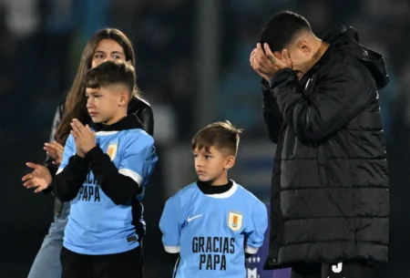 Luis Suárez Chora ao Receber Homenagens em Sua Despedida da Seleção Uruguaia