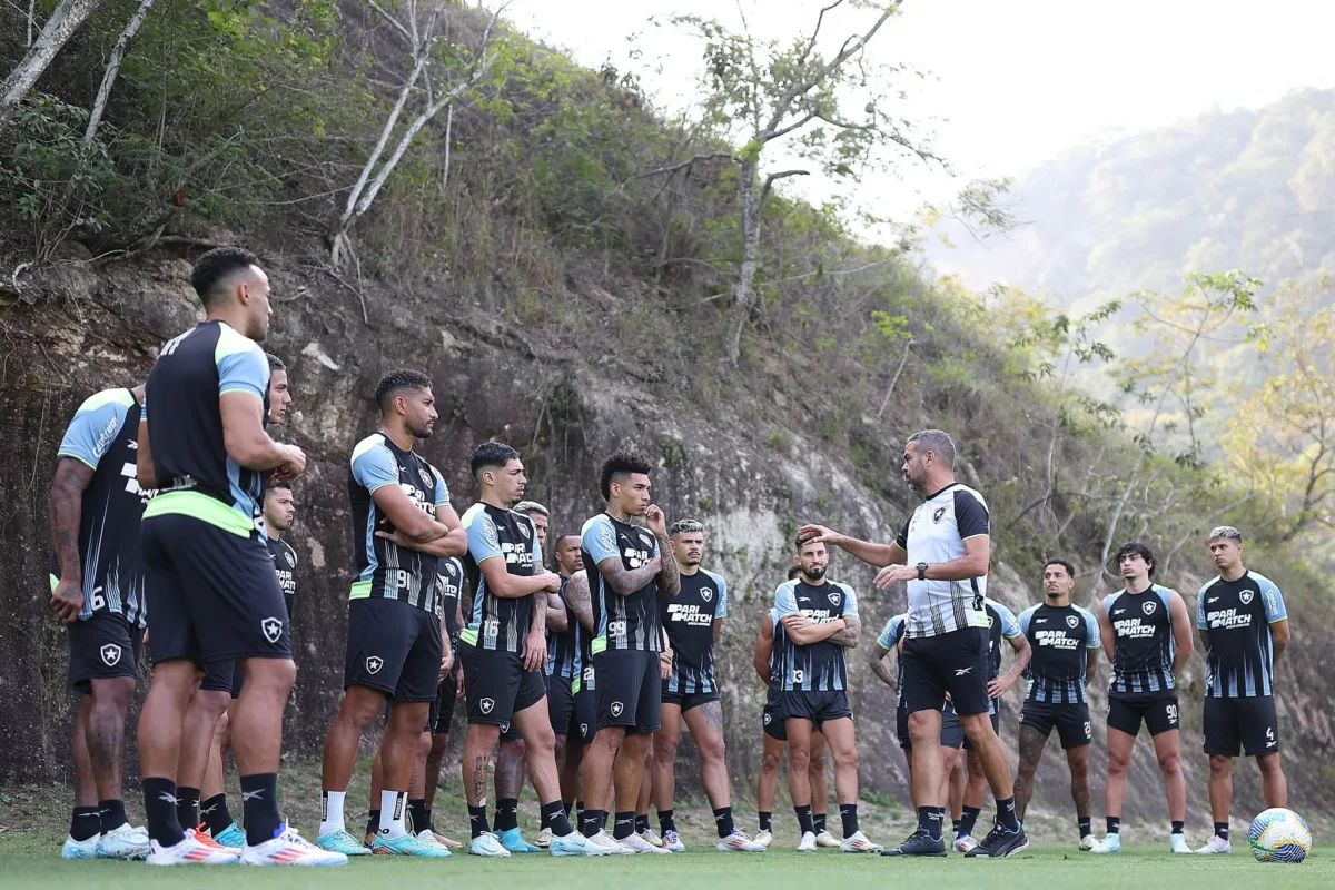 Matheus Nascimento volta a treinar no Botafogo após quase cinco meses: Atualização sobre o jogador do Botafogo.