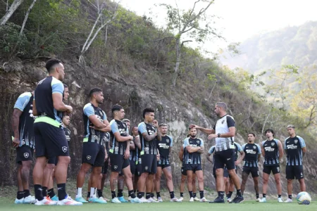 Matheus Nascimento volta a treinar no Botafogo após quase cinco meses: Atualização sobre o jogador do Botafogo.