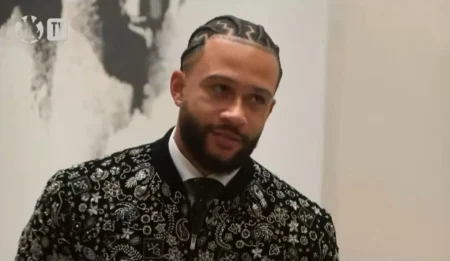 Memphis Depay é apresentado como reforço do Corinthians e escolhe a camisa de número 94.