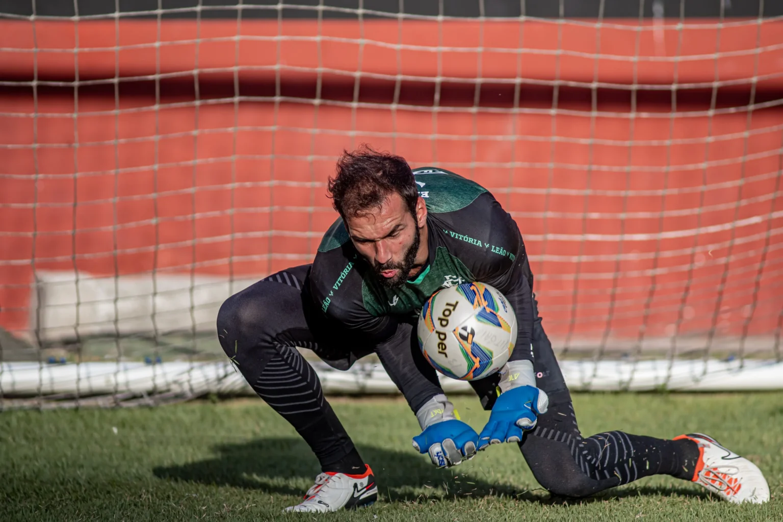 Muriel retorna ao time titular do Vitória após mais de 6 meses: "Vida de goleiro é assim"