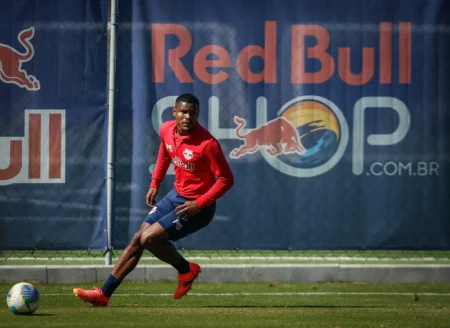 Nathan Mendes de volta aos gramados: Atacante do Bragantino inicia trabalhos de transição e se aproxima da retomada nos jogos.