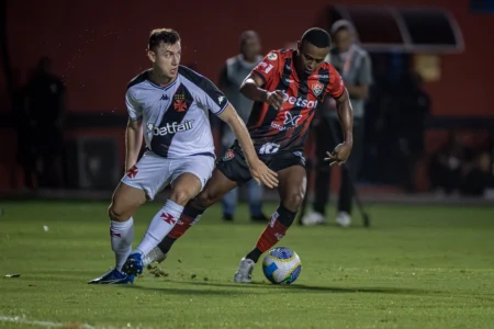 Notas dos jogadores do Vitória: Carlos Eduardo desperdiça as melhores oportunidades e recebe a pior avaliação