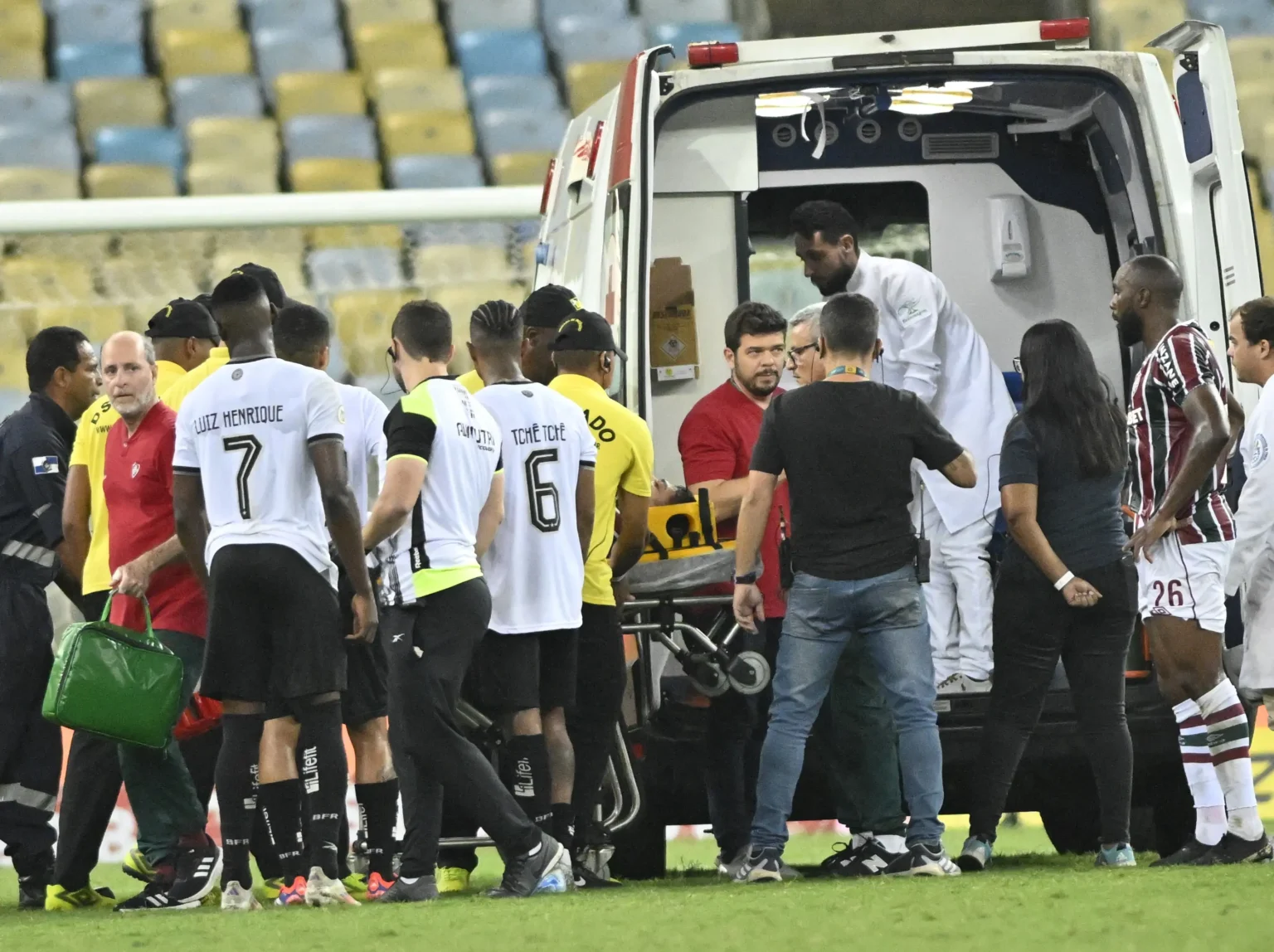 Notícias: Nonato, jogador do Fluminense, passará a noite internado no hospital.