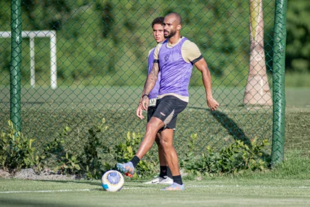 PK busca tratamento médico após sentir dores no púbis no Vitória