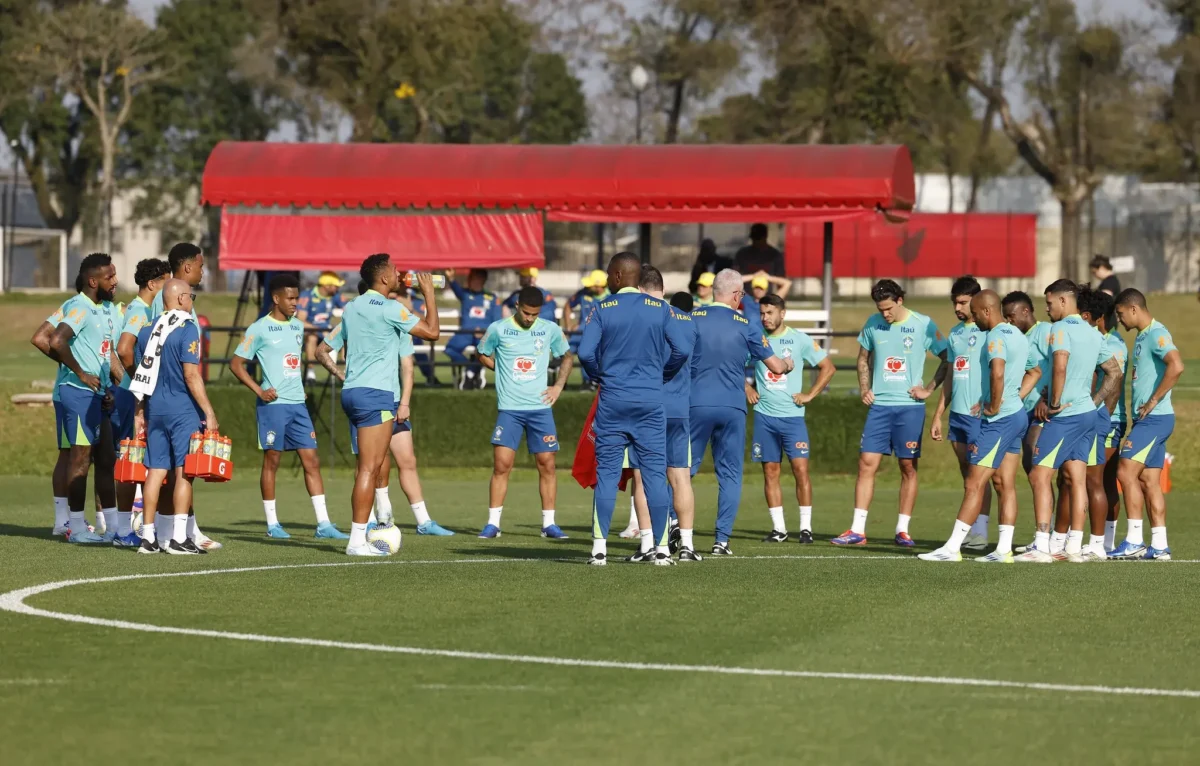 Pedro sofre lesão em treino da Seleção, sai mancando e será submetido a exames médicos