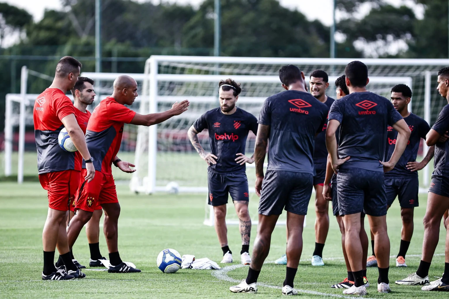 Pepa assume o comando do Sport: primeiro dia de trabalho com equipe e planejamento.