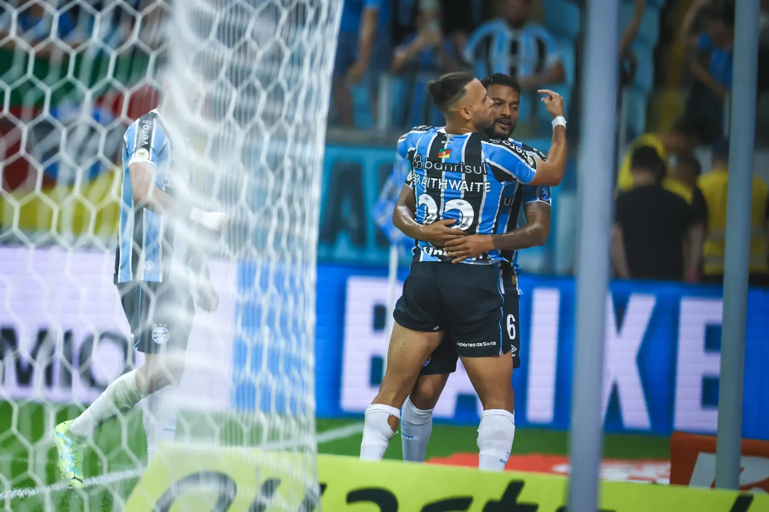 "Reinaldo se Redime com Gol do Grêmio e Conquista Apoio após Início de Partida com Vaias"