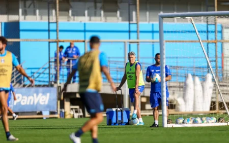 Renato Gaúcho assume o comando do Grêmio e lidera primeiro treino