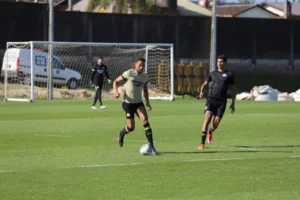 Rodrigo pode voltar ao time titular do Criciúma após participar de coletivo.