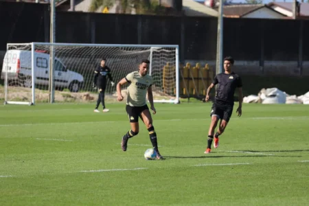 Rodrigo pode voltar ao time titular do Criciúma após participar de coletivo.