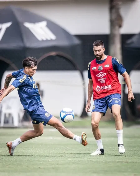 Santos FC inicia treinamento para enfrentar o América-MG; Luan Peres se junta ao grupo no campo