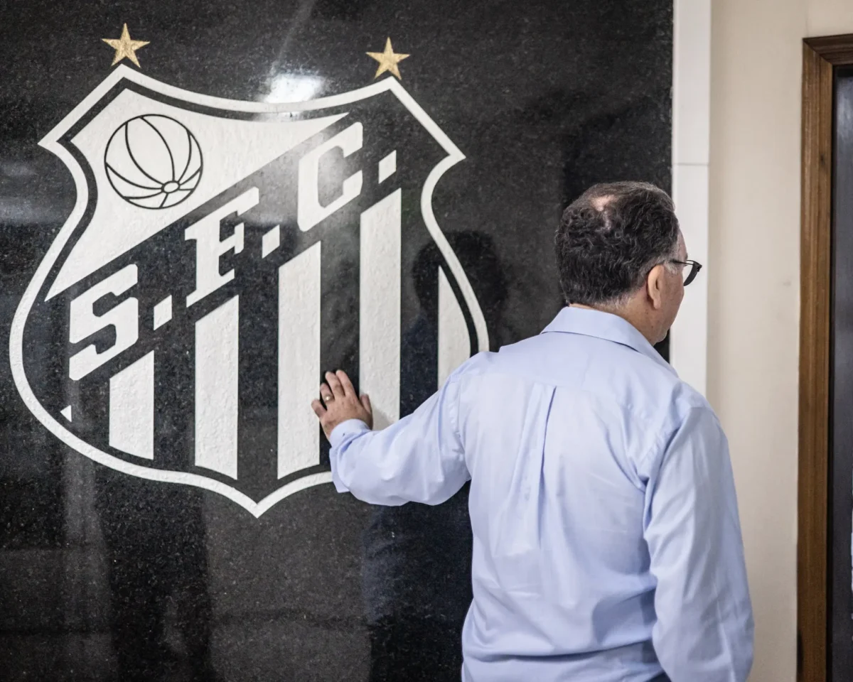 Santos resolve questões burocráticas com banco e quita salários de agosto dos jogadores.