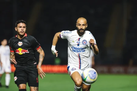 Thaciano sofre pancada no joelho e é substituído no início do jogo entre Bragantino e Bahia