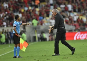 Tite sofre derrota no Flamengo e enfrenta pressão: reações após jogo contra o Peñarol