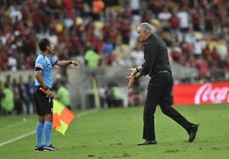 Tite sofre derrota no Flamengo e enfrenta pressão: reações após jogo contra o Peñarol