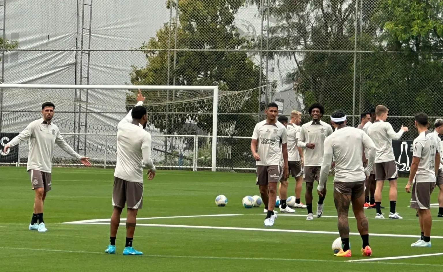 "Treino do Corinthians: Memphis Depay Sorridente, Lateral Recuperado e Raniele Ausente"