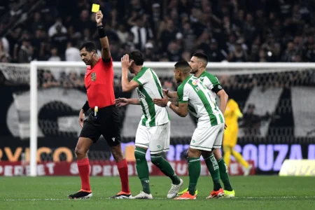 VAR interfere em dois gols polêmicos: anula um e valida outro do Juventude contra o Corinthians com Hugo como protagonista