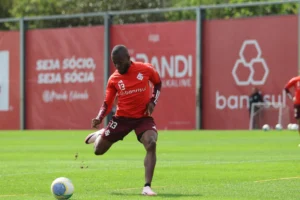 Valencia e Bruno Tabata retornam ao treinamento no Inter antes do jogo contra o Cuiabá.