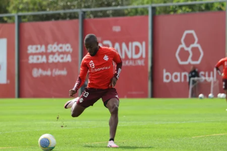 Valencia e Bruno Tabata retornam ao treinamento no Inter antes do jogo contra o Cuiabá.