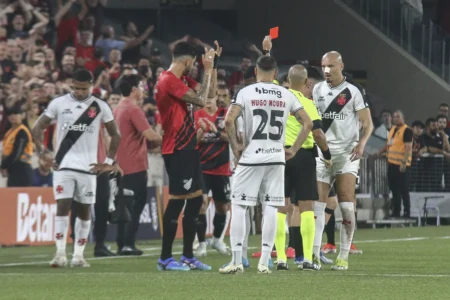 Vasco: Rayan pede desculpas após expulsão - "Vontade de vencer não justifica descuido"