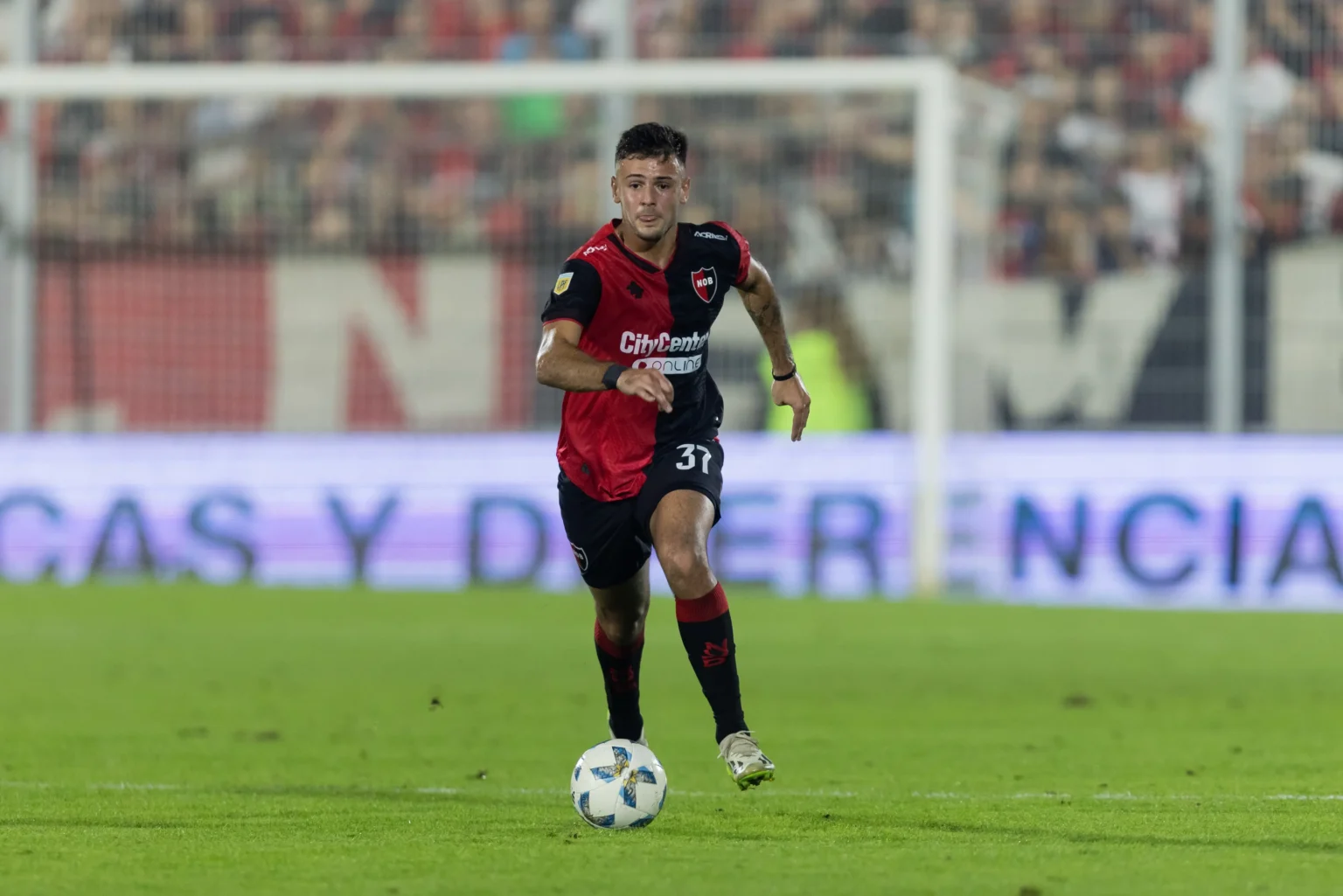 Vasco da Gama negocia a contratação do atacante Ian Glavinovich e busca acordo com o Newell's Old Boys.