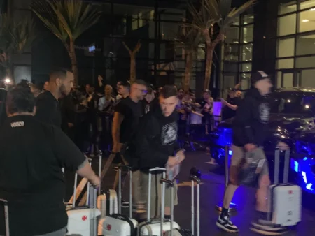 Vasco em Curitiba: Fila para Foto com Pedrinho Antes de Jogo contra o Athletico.