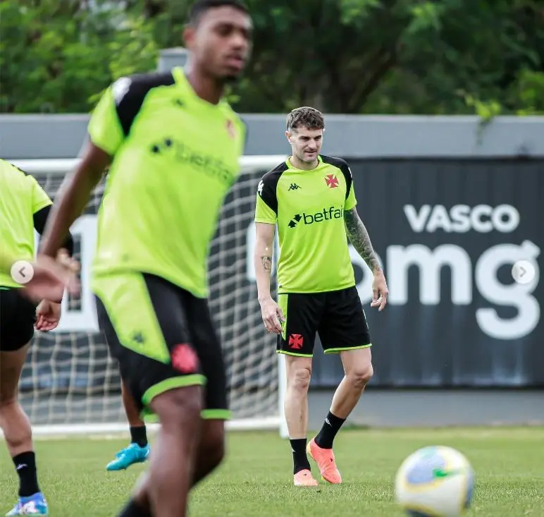 Vegetti volta aos treinos no Vasco: tudo pronto para enfrentar o Palmeiras