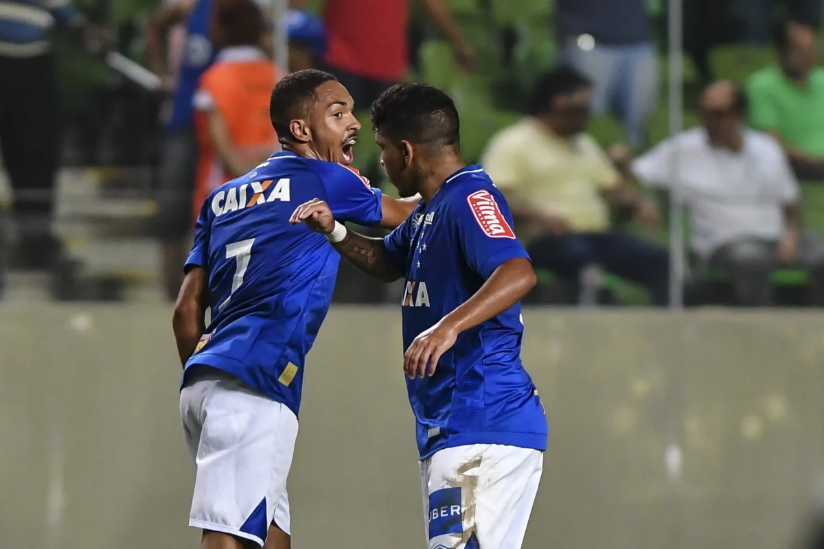 Vitinho, criado no Cruzeiro, deve render ao clube após venda do Burnley para o Botafogo