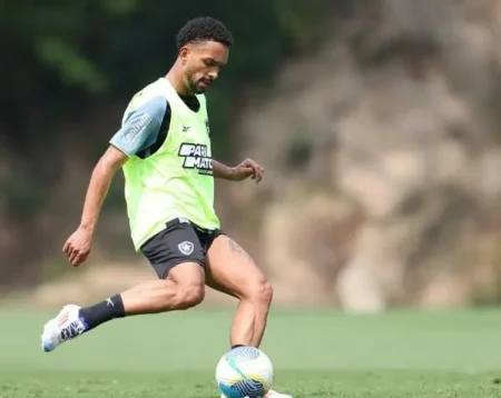 Vitinho realiza primeiro treino no Botafogo: confira como foi a manhã no CT com trabalho de recuperação.