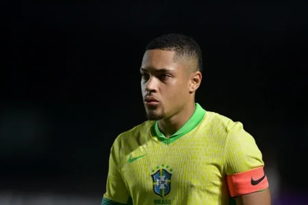 Vitor Roque desperdiça gol incrível, mas Brasil supera o México em vitória emocionante