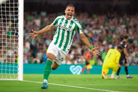 Vítor Roque marca seu primeiro gol com a camisa do Real Betis.