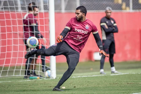 Vitória sofre baixa com Janderson, mas recebe dois reforços para enfrentar o Internacional